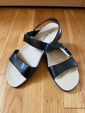NWT Simply Basic Black Two-Strap Velcro Sandals - Size 7M